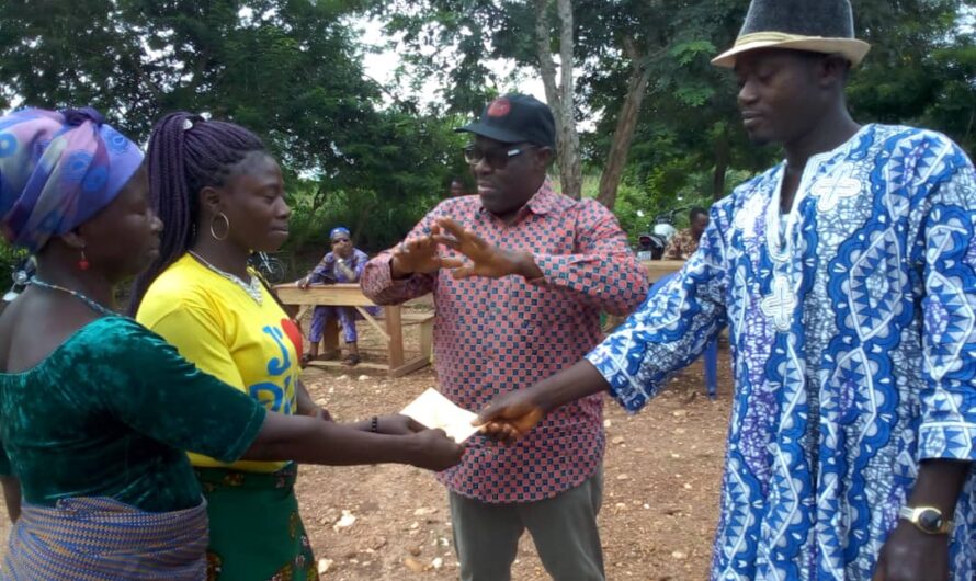 Danyi-Tokoe: le député Kaboua apporte un soutien financier à un groupement de femmes productrices de gingembre