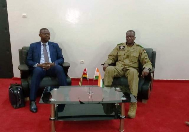 Diplomatie: le ministre de l’administration territoriale, le Colonel Awate Hodabalo reçu à Niamey