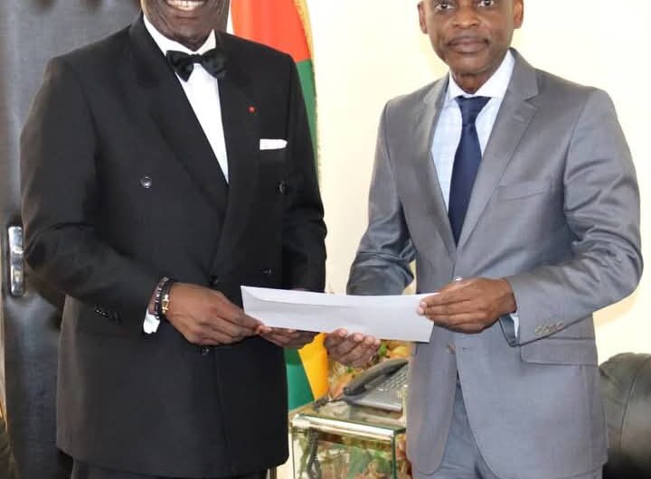 Diplomatie : le nouvel ambassadeur de la Côte d’Ivoire au Togo a présenté la copie figurée de créance à Robert Dussey