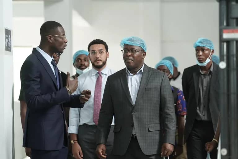 Le Ministre HOUNAKE Kossivi tombe sous le charme des produits de l’usine FACAM STAIRWAY lors de sa visite